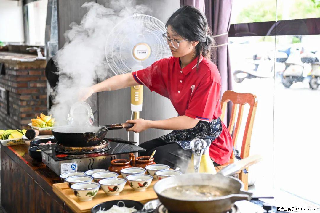 全网追的“扁担女孩”，找了一份暑假工，时薪12元 - 焦作生活资讯 - 焦作28生活网 jiaozuo.28life.net